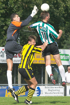 Wiljan Kattenberg kopt de bal weg (Copyright Marinus Wieten)